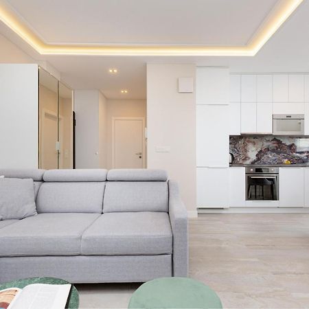City Center Apartments Grzybowska With Parking By Noclegi Renters Warszawa Eksteriør bilde